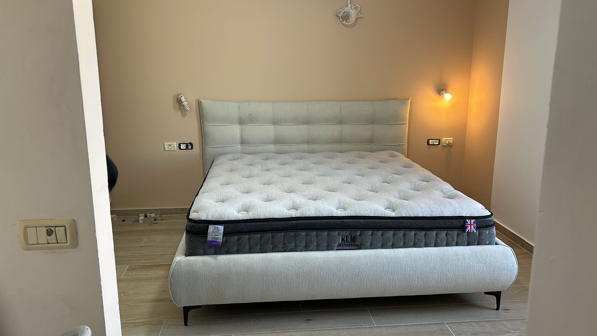 מיטה מרופדת זוגית דגם לאגוס